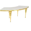 Location de table en s blanc et or pour événements